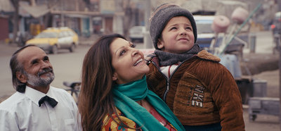 Regisseurin Nassery Cole mit afghanischem Jungen; Foto: Breadwinner Productions