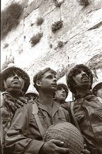 Israelische Soldaten an der Westmauer in Jerusalem kurz nach der Einnahme Jerusalems im Sechstagekrieg 1967; Foto: Wikipedia
