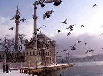 Ortaköy-Moschee am Bosporus-Ufer; Foto: AP