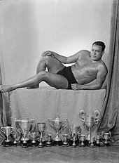 Ein Mann in Schwimmkleidung thront über seinen Pokalen; Foto: Arab Image Foundation