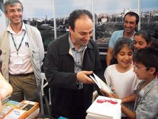 Diyarbakirs Bürgermeister Osman Baydemir beim Verschenken kurdischer Kinderbücher; Foto: Moran Ezdin
