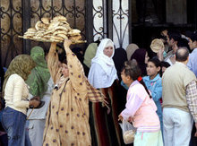 Ägypterin trägt ein Tablett mit Brot während der Brotkrise im April 2008; Foto: AP