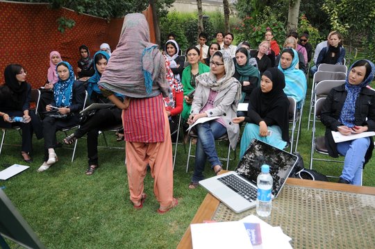 Frauen auf einer Veranstaltung der Young Women for Change in Kabul debattieren über Rechte von Frauen im Islam; Foto: M. Gerner
