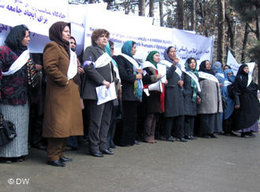 Afghanische Frauen demonstrieren gegen Gewalt gegen Frauen in Afghanistan 2011; Foto: DW/ Hosain Sirat
