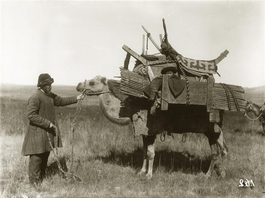 Mann mit beladenem Kamel;  Foto: Samuil M. Dudin