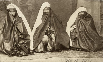 Perserinnen in Straßenkleidung; Foto: unbekannter Fotograf um 1900