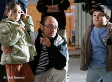 Regisseur Arash T. Riahi mit Kinderdarstellern während der Dreharbeiten; Foto: DW