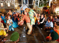 Orientalischer Tanz auf dem ostdeutschen Dorfplatz; Foto: Zorro Film/DW