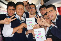 Türkische Schüler im Bücherbus; Foto: Goethe Institut Istanbul