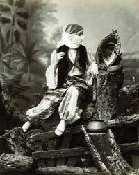 Studiofotografie einer verschleierten Frau; Foto: Sammlung Thomas Walther
