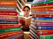 Frau liest arabische Literatur auf der Londoner Buchmesse; Foto: AP