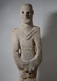 Lebensgroße männliche Stele, Urfa, 9. Jt. v. Chr. (Sanlıurfa Müzesi); Foto: Badisches Landesmuseum