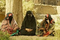 Drei Jemenitinnen sitzen unter einem Baum; Foto: felix films