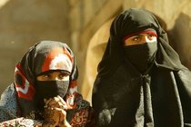 Zwei Jemenitinnen; Foto: felix films