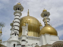 Masjid Ubudiah mosque in Kuala Kangsar, Malaysia (photo: GNU Free Documentation License)