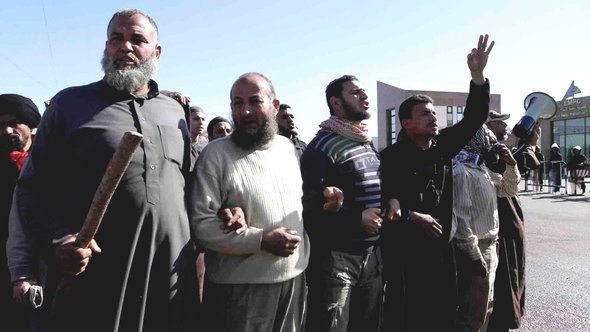 Salafisten demonstrieren am 13. Dezember vor dem Gebäude der Media Production City (MPC) in Kairo; Foto: Khairy Hussein/dpa