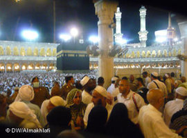Pilger an der Kaaba; Foto: DW