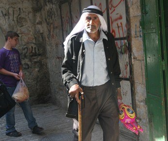 مواطن فلسطيني في البلدة القديمة من الخليل، الصورة مهند حامد 