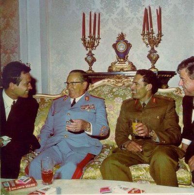 معمر القذافي مع الرئيس اليوغوسلافي تيتو. المصدر: ويكيبيديا