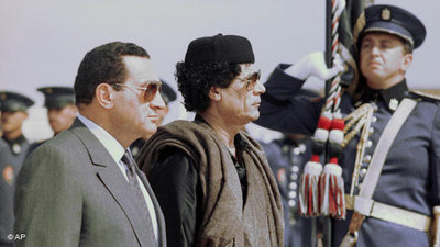 القذافي في مصر مع مبارك. الصورة: أب