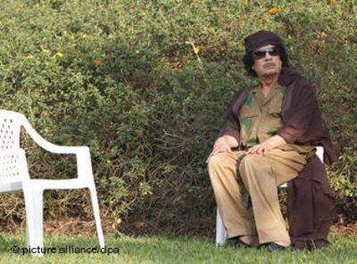 القذافي بمفرده اما كرسي فارفغ. الصورة: د ب أ