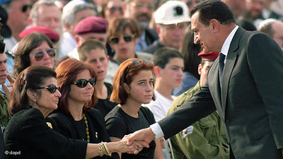 مبارك في اسرائيل مع ارملة اسحاق رابين. الصورة: د ب أ