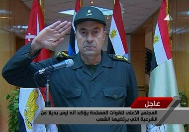  لواء مصري يؤدي التحية العسكرية إلى ضحايا الانتفاضة الشعبية الصورة  ا.ب
