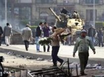 ذبابات عسكرية وسط مواطنين مصريين