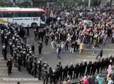 صورة تظهر حشدا من المتاظهرين متواجهين مع عدد كبير من قوات الأمن المصرية dpa