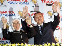 رئيس الوزراء القديم والجديد رجب طيب إردوغان وزوجته أمينة، الصورة: أ ب