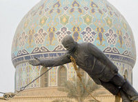 إسقاط تمثال صدام حسين وسط بغداد في 9 نيسان/ أبريل 2003، الصورة أ ب