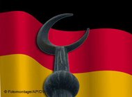 National flag of Germany and Muslim crescent (Photo: AP/DW)