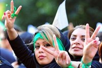إيرانيات  يتظاهرن ضد النظام بعد الانتخبات الرئاسية المثيرة للجدل، الصورة: د.ب.ا