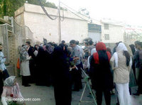 عوائل المعتقلين في سجن إيفين في طهران، الصورة أ ب