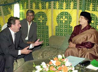 المستشار الألماني السابق في لزيارة سابقة لليبيا، الصورة: أ.ب