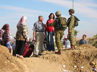 فلسطينيون عند حاجز إسرائيلي