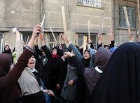 نساء من أنصار بوروجردي يتظاهرن تضمانا معه أمام بيته، الصورة: أ ب
