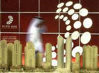 شعار اللقاء السنوي لمنظمة النقد الدولية 2003 في دبي، الصورة: أ ب