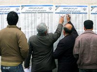 ناخبون إيرانيون أمام لوائح المرشحين في الانتخابات المحلية في ديسيبمر/كانون الأول 2006، الصورة: أ ب