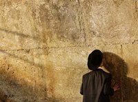 يهودي متشدد أمام حائط المبكى في القدس، الصورة: أ ب