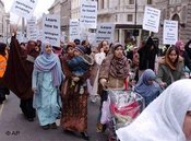 المسلمون يتظاهرون ضد الرسوم الكاريكاتورية في لندن، الصورة: أ ب