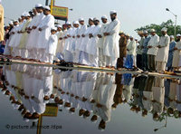 مسلمون هنود يؤدون الصلاة، الصورة: د.ب.ا