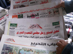Regionale Printmedien an einem Zeitungsstand in Kairo; Foto: AP