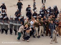 قمع الشرطة المصرية للمتظاهرين في المحلة، الصورة: د.ب.أ