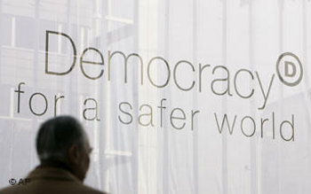 شعار عالم آمن بوجود الديمقراطية، الصورة: أ.ب 