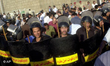شرطيون مصريون يحيطون بمتظاهرين في القاهرة، الصورة: أ.ب