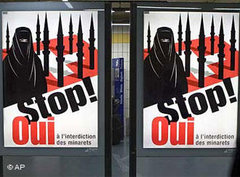 Plakat der Rechtspopulisten für ein Bauverbot für Minarette in der Schweiz; Foto: AP