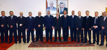 الرئيس الفلسطيني مع أعضاء حكومة الوحدة الوطنية، الصورة: أ.ب