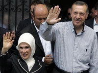 رئيس الوزراء اردوغان وزوجته أمينة، الصورة: أ.ب