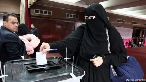 اِمرأة مصرية تدلي بصوتها في استقتاء الدستور. د ب أ